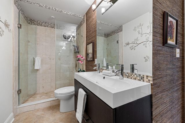 6670 Vernon Avenue S 105, Edina, MN 55436