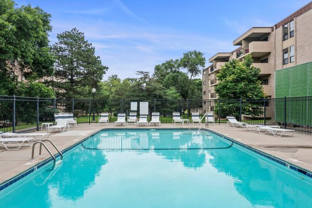 6670 Vernon Avenue S 105, Edina, MN 55436