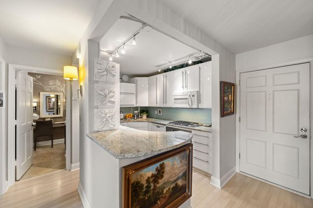 6670 Vernon Avenue S 105, Edina, MN 55436