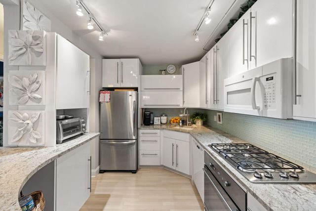 6670 Vernon Avenue S 105, Edina, MN 55436