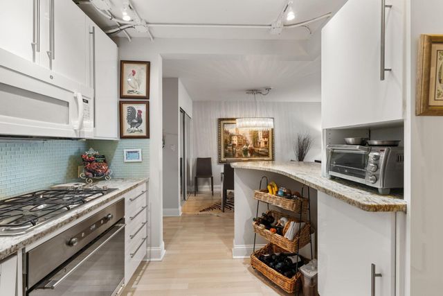 6670 Vernon Avenue S 105, Edina, MN 55436