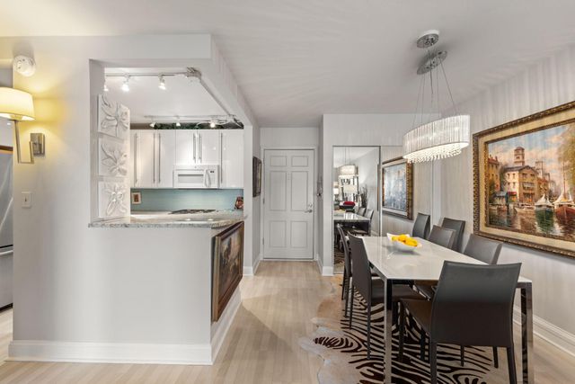 6670 Vernon Avenue S 105, Edina, MN 55436