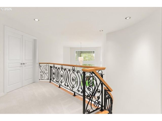 9820 Nw SKYVIEW Dr, Portland, OR 97231