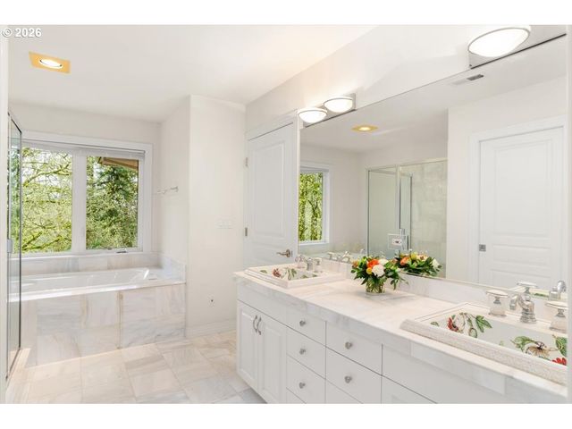 9820 Nw SKYVIEW Dr, Portland, OR 97231