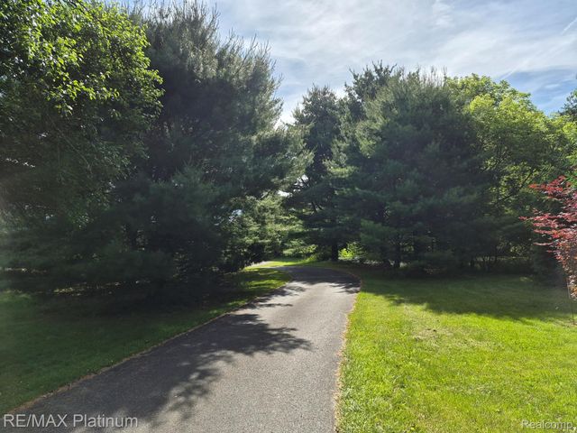 12902 Autumn Ridge Court, Brighton Township, MI 48380