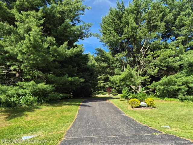 12902 Autumn Ridge Court, Brighton Township, MI 48380