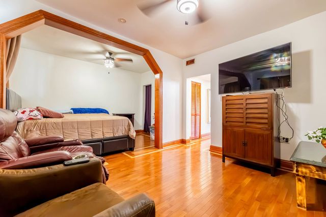 4943 S Hoyne Avenue, Chicago, IL 60609