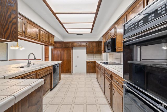 3000 Victoria Way, Bakersfield, CA 93309