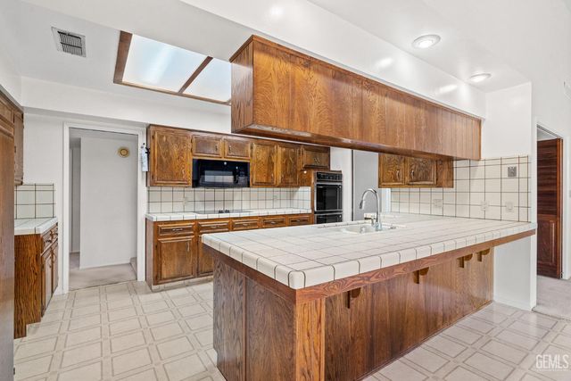 3000 Victoria Way, Bakersfield, CA 93309