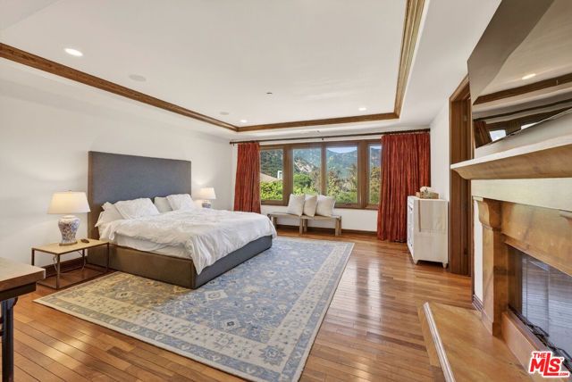 435 Woodbluff Road, Calabasas, CA 91302