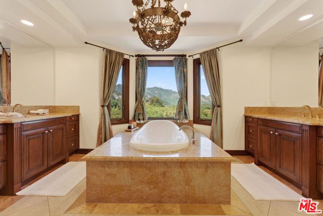 435 Woodbluff Road, Calabasas, CA 91302