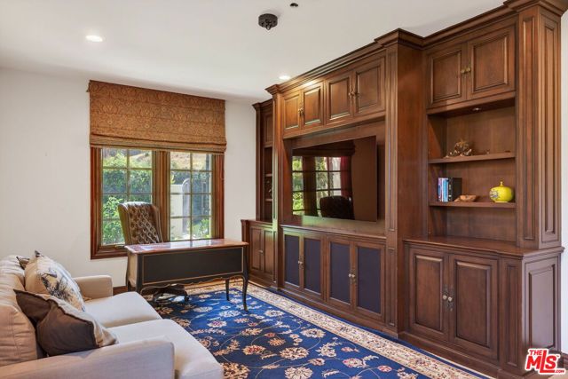 435 Woodbluff Road, Calabasas, CA 91302