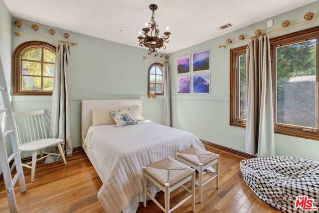 435 Woodbluff Road, Calabasas, CA 91302