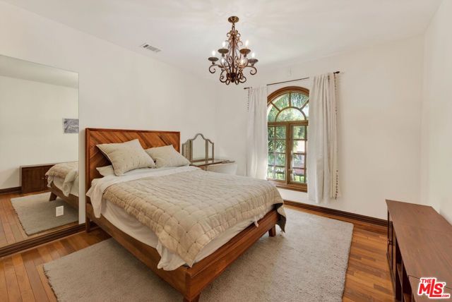 435 Woodbluff Road, Calabasas, CA 91302