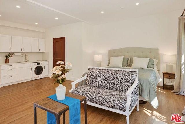 435 Woodbluff Road, Calabasas, CA 91302