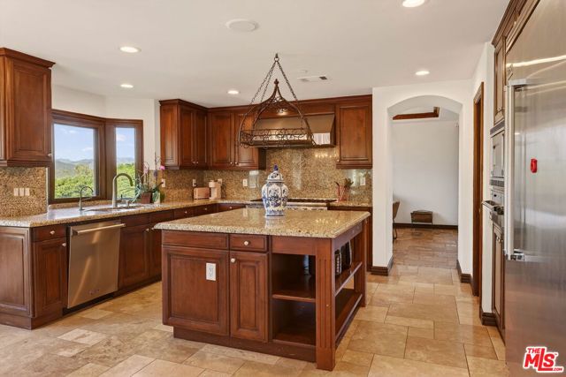 435 Woodbluff Road, Calabasas, CA 91302