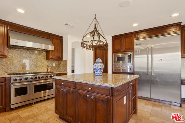 435 Woodbluff Road, Calabasas, CA 91302