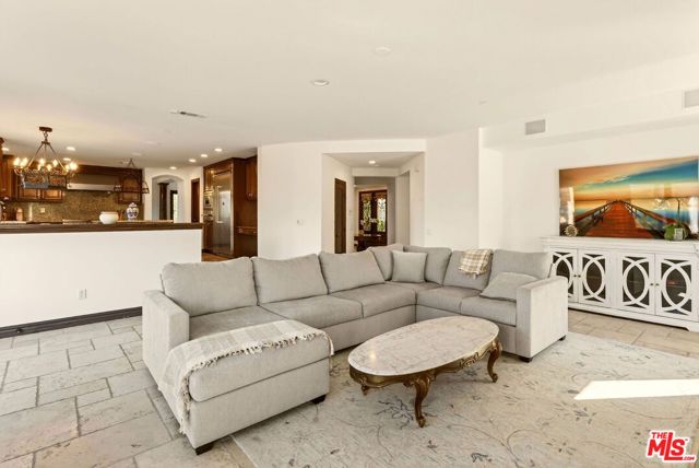 435 Woodbluff Road, Calabasas, CA 91302