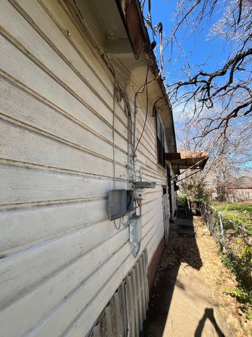 3919 E Berry Street, Fort Worth, TX 76105