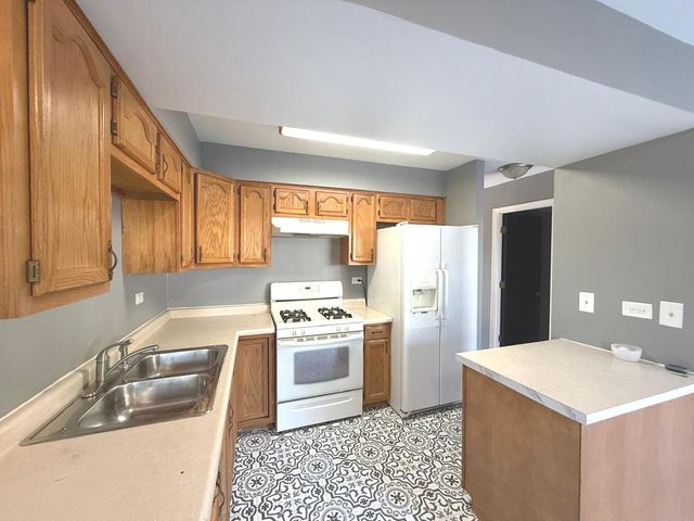 3023 Jamestown Court 3023, Streamwood, IL 60107