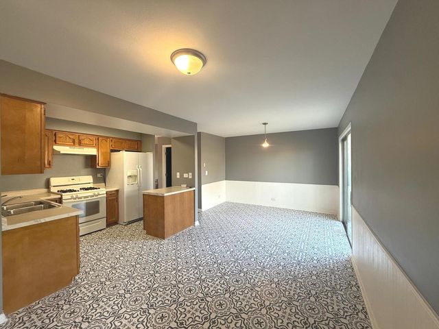 3023 Jamestown Court 3023, Streamwood, IL 60107