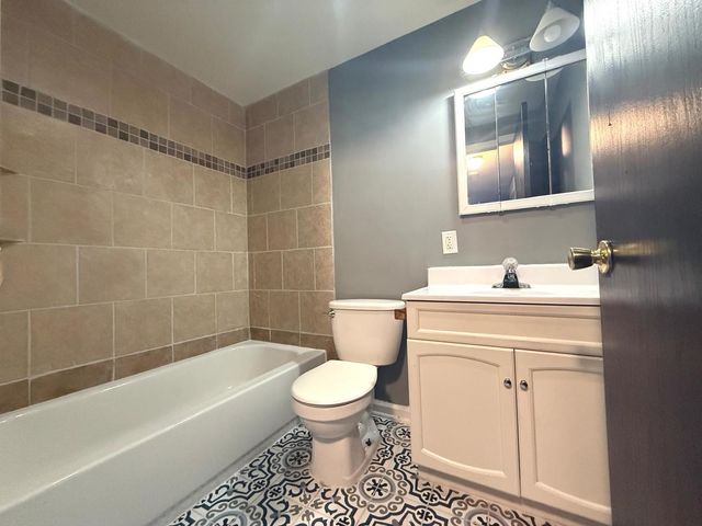 3023 Jamestown Court 3023, Streamwood, IL 60107