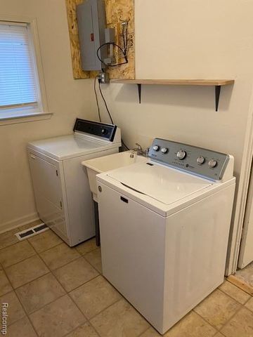 504 E Clinton Street, Howell, MI 48843