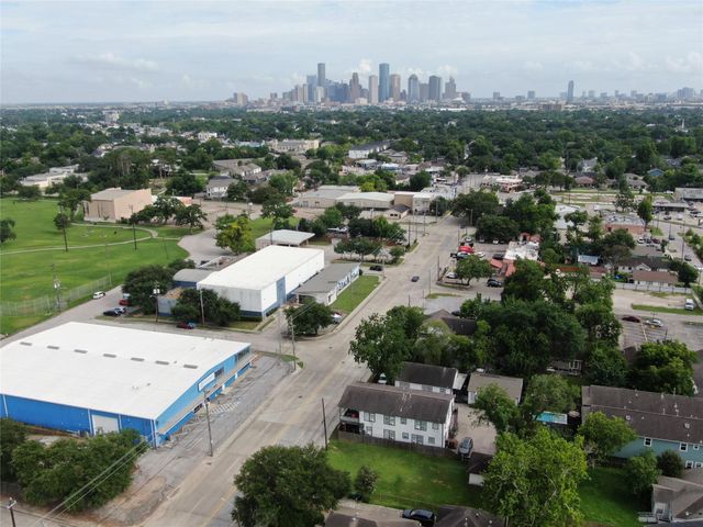 1611 Airline Drive, Houston, TX 77009