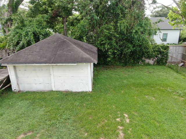 1611 Airline Drive, Houston, TX 77009