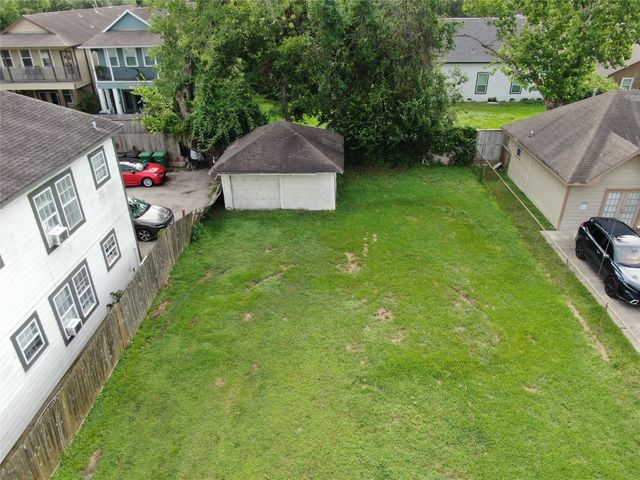 1611 Airline Drive, Houston, TX 77009