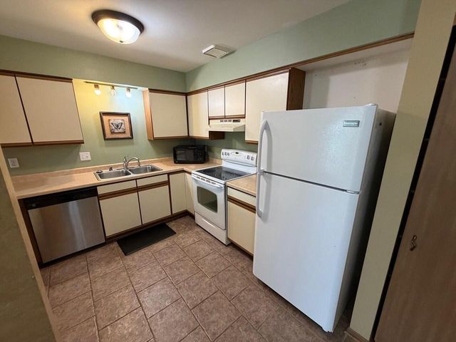 S75W16775 Jacob COURT, Muskego, WI 53150