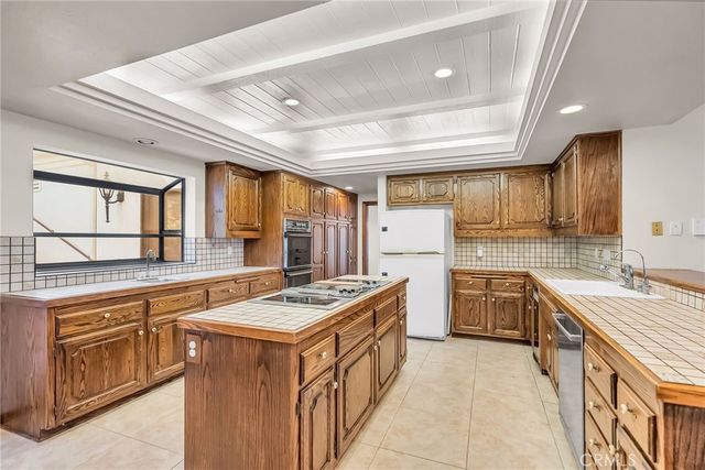 2572 Sunset Drive, Riverside, CA 92506