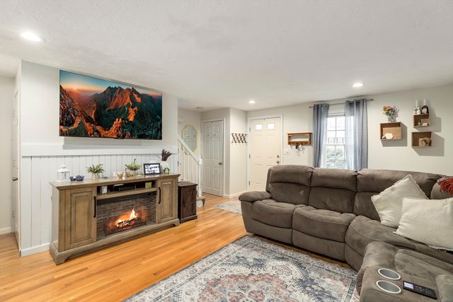 585 Turnpike St 2, Easton, MA 02356