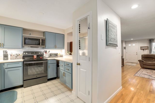 585 Turnpike St 2, Easton, MA 02356