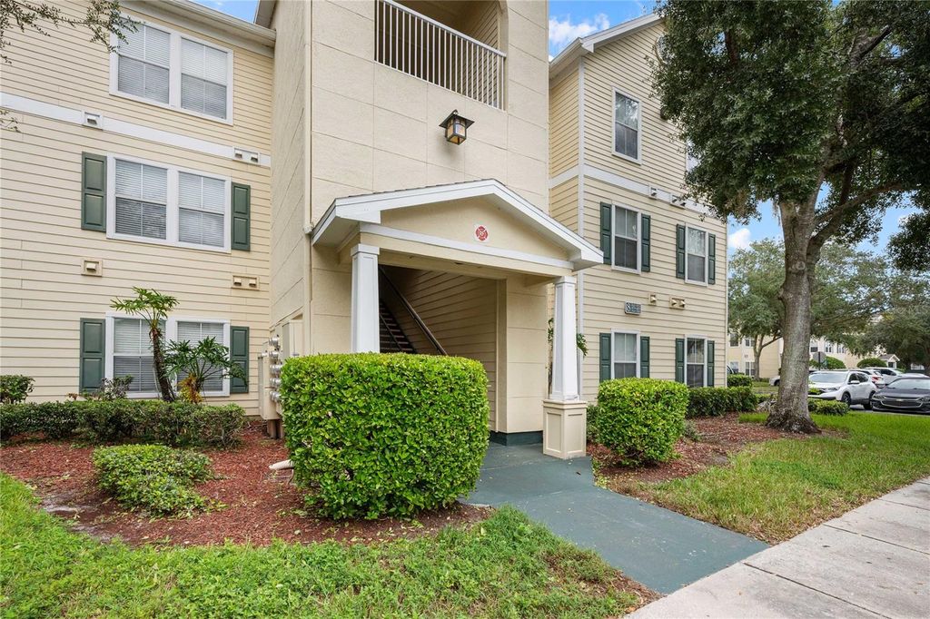 Image 2 of property listing at 18235 BRIDLE CLUB DRIVE 18235, Tampa, FL 33647