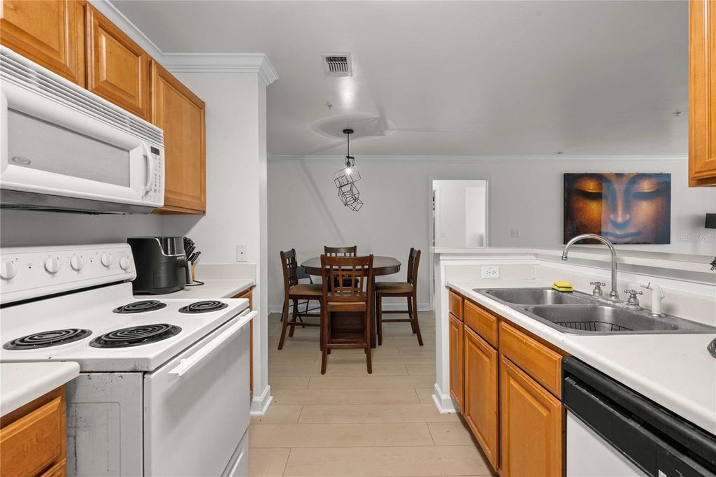 Image 13 of property listing at 18235 BRIDLE CLUB DRIVE 18235, Tampa, FL 33647