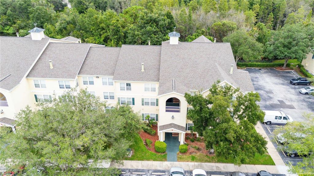 Image 4 of property listing at 18235 BRIDLE CLUB DRIVE 18235, Tampa, FL 33647