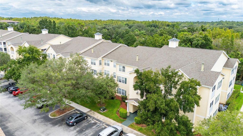 Image 5 of property listing at 18235 BRIDLE CLUB DRIVE 18235, Tampa, FL 33647
