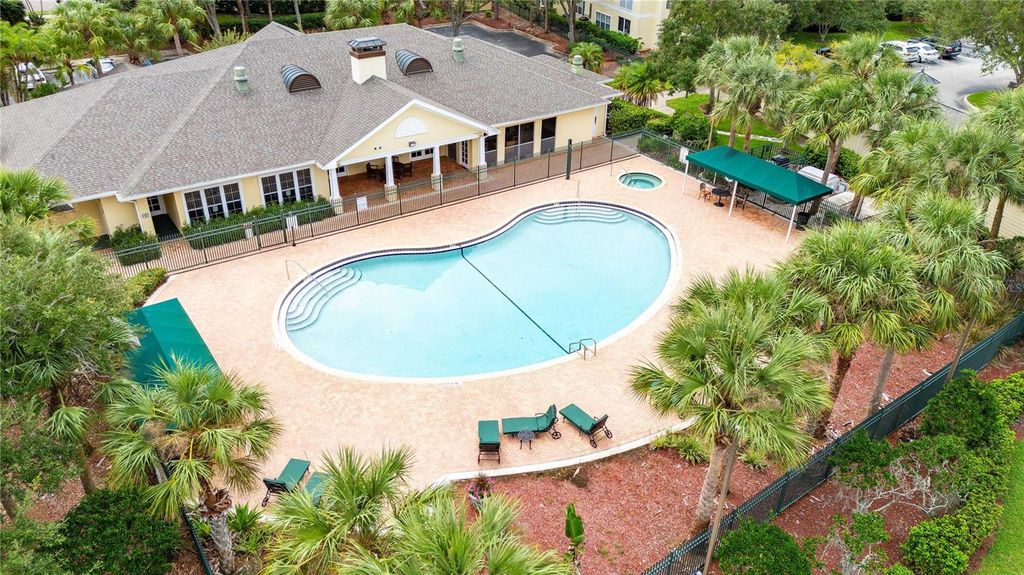 Image 9 of property listing at 18235 BRIDLE CLUB DRIVE 18235, Tampa, FL 33647