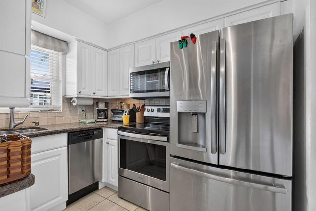 298 SE 6th Avenue 9, Pompano Beach, FL 33060