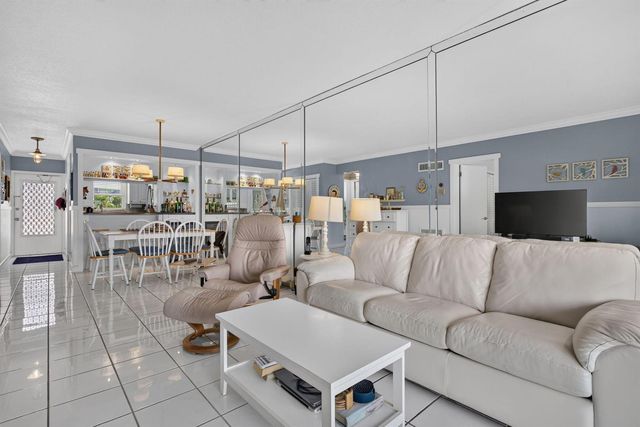 298 SE 6th Avenue 9, Pompano Beach, FL 33060