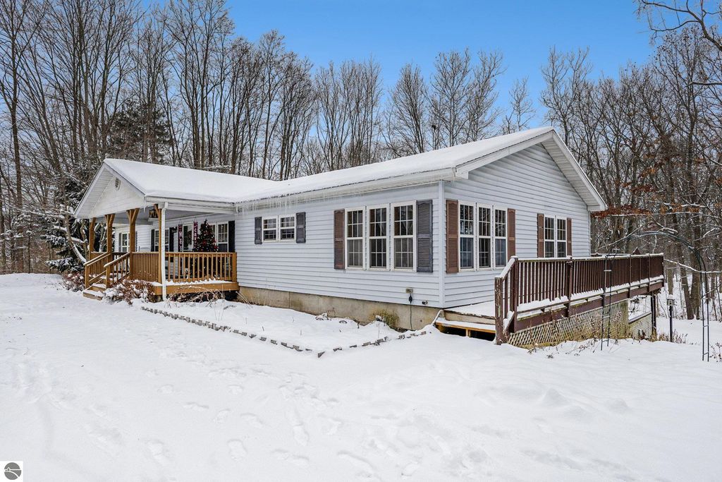 Image 4 of property listing at 11401/11425 Hibner Road, Hartland, MI 48353