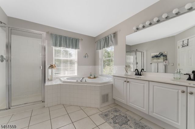 46 Saxton Dr, Hackettstown Town, NJ 07840