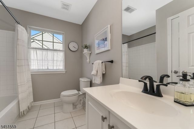 46 Saxton Dr, Hackettstown Town, NJ 07840