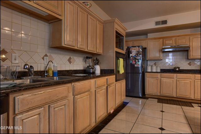 7433 EMMETT LARKIN Place, El Paso, TX 79904