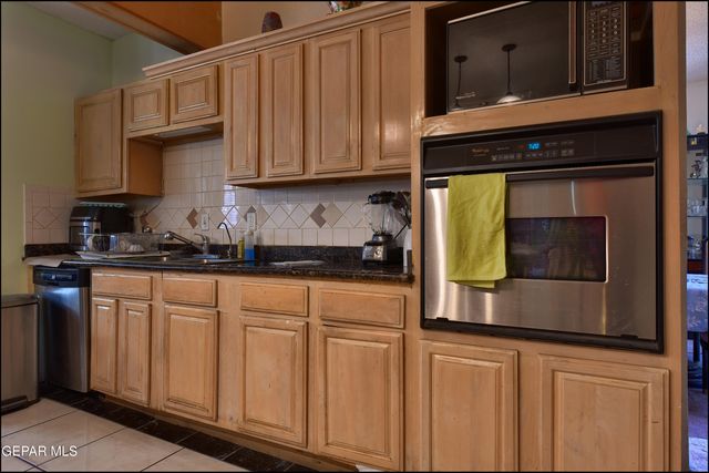 7433 EMMETT LARKIN Place, El Paso, TX 79904