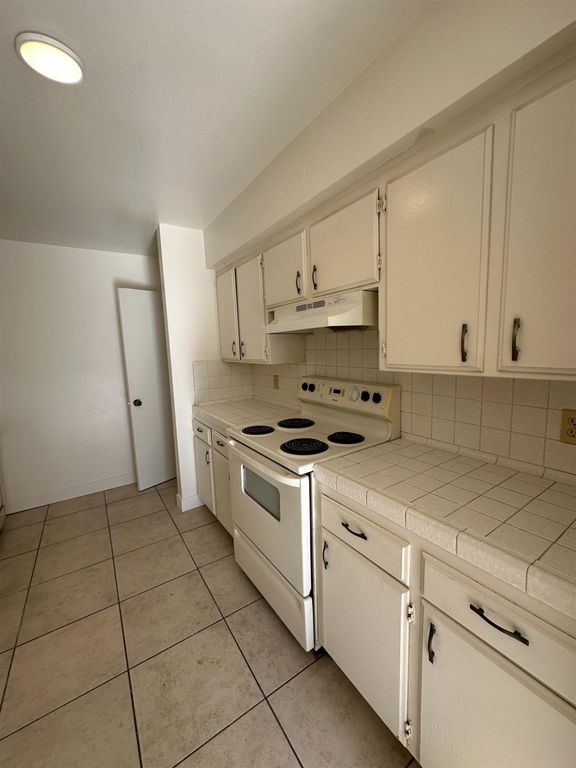 Image 10 of property listing at 1108 Pierce Drive # 101, Clovis, CA 93612