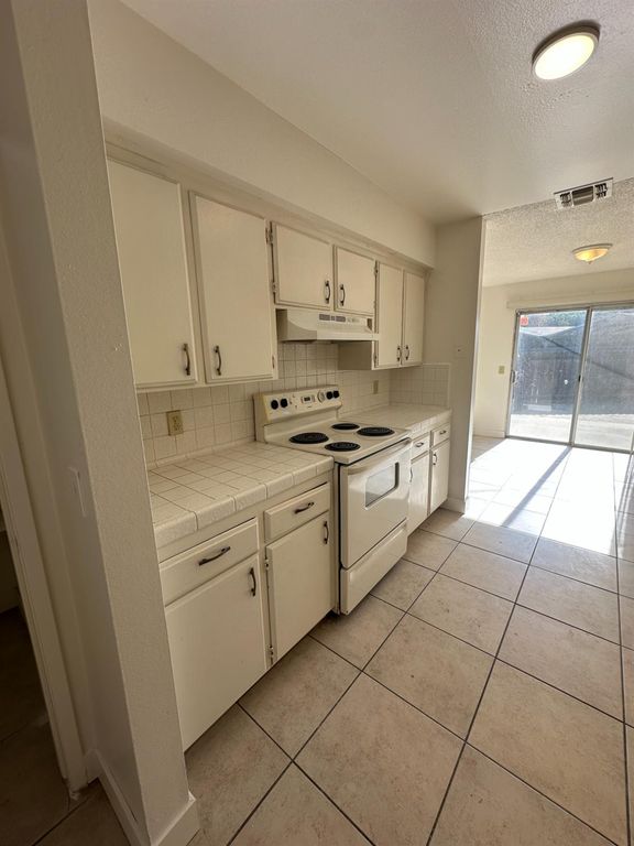 Image 11 of property listing at 1108 Pierce Drive # 101, Clovis, CA 93612