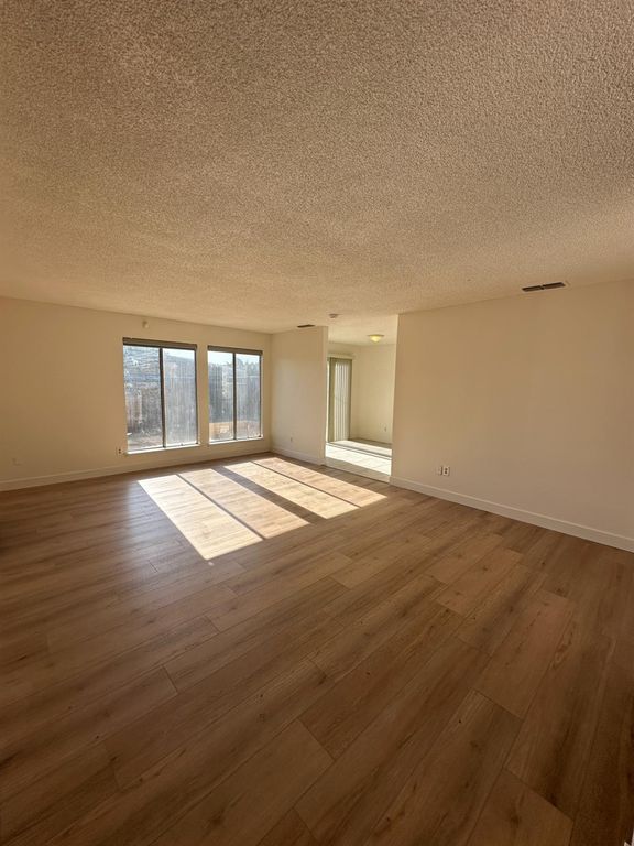 Image 3 of property listing at 1108 Pierce Drive # 101, Clovis, CA 93612