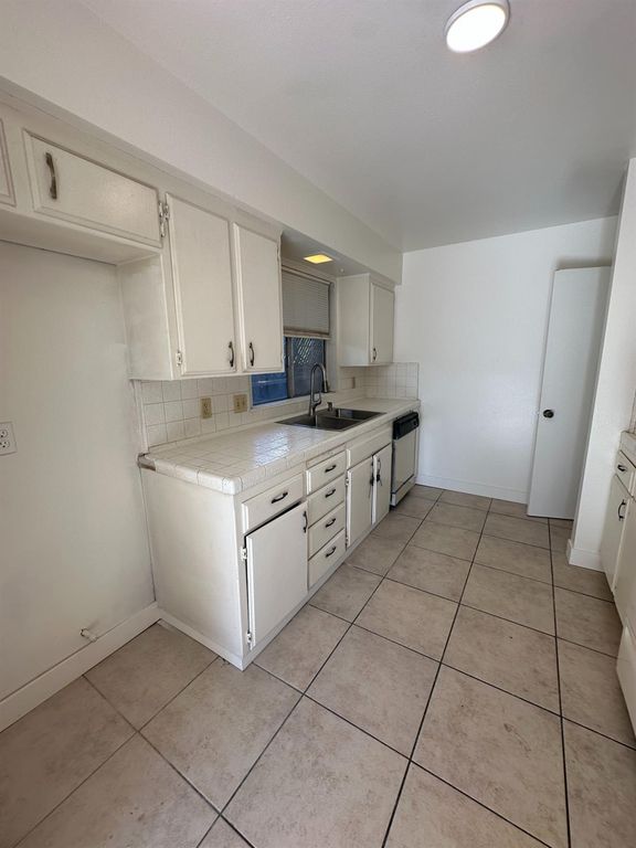 Image 8 of property listing at 1108 Pierce Drive # 101, Clovis, CA 93612